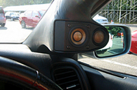 
	音的に煮詰めていったらこの配置になったというSYSTEM52TypeN。トゥイーターがウィンドー寄りに配置されたのが理由か、スケールの大きいステージングが楽しめる。
	 