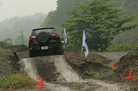 アプローチアングルは25度、デパーチャーアングルは35度を確保。最低地上高も180mmあるので、写真のような悪路にも気兼ねなく踏み込んでいける。
    
