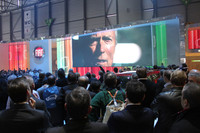 フィアットのプレスカンファレンスでは、クリント・イーストウッドが出演したクライスラーのスーパーボウルのCMが流れた。