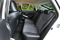 シートの色は、写真の「ブラック」のほか、淡い「アクア」も選べる。