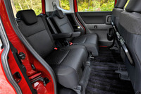 リアシートには165mmのスライド調整機構、56度のリクライニング調整機構、センターアームレストを採用している。