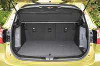荷室の容量は、標準状態で先代モデル「SX4」よりも167リッター大きい420リッターを確保。フロア高の調整や後席の前倒しにより、容量をさらに拡大できる。（写真をクリックすると荷室のアレンジが見られます）