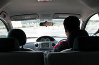 
	車椅子からの視線。ドライバーとルームミラーで目が合う。
	 