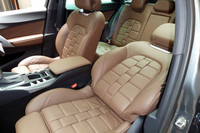 腕時計のベルトをイメージしたというオプションの「クラブレザーシート」。