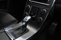 センタースタックはカーボンに。シフトノブは「Polestar」のロゴが入る専用のイルミネーテッドタイプに。