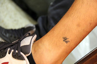 もう片方には、亡き母親のイニシャルが。