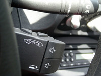 コラム右から生えたオーディオのコントロールスイッチ。