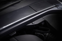 「R-DESGIN」グレードには専用チューニングのスポーツサスペンションに加え、フロントにストラットタワーバーが装備される。