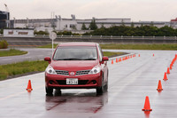 2009年4月の改良で「ナビ協調変速制御」が新たに搭載されたティーダ。