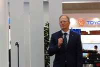 アルピナ社のアンドレアス・ボーヘンジーペン社長も来日。プレスカンファレンスであいさつを述べた。
    