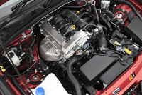 日本仕様に搭載される、1.5リッターの直4エンジン。「車両重量が軽ければ、排気量もターボもいらない」というのが山本氏の持論で、「大事なのは結果。乗ったら不満はないでしょう？」と自信をのぞかせていた。
    