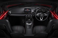 6段MT車のインテリア。「S」を除く全グレードに、インフォテインメントシステム「Mazda Connect（マツダコネクト）」が標準で装備される。
    