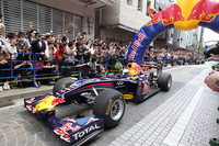 レッドブルF1、横浜・元町SSをデモ走行の画像