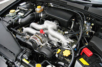 
	ガソリン車と見分けがつかないCNGエンジン。150ps／6800rpmの最高出力と、16.7kgm／4400rpmの最大トルクを発生する。「超−低排出ガス」相当の排ガス性能が謳われる。
	 