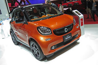 新型「スマート・フォーツー エディション1」ボディーカラーはラバオレンジ（メタリック）×ブラック。