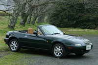 今回のテスト車は、マツダが所有している1990年式「ユーノス・ロードスター Vスペシャル」。今年で車齢23年、走行距離8万kmオーバーという個体だったが、大切に管理されているようで、その走りはかくしゃくとしていた。