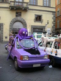 初代「パンダ」の姉妹車「セアト・マルベーリャ」。大学生がお祭り用に改造したもの。