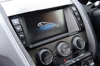 センターコンソールには、8インチのタッチスクリーンが備わる。各種インフォテインメントシステムの調整だけでなく、走りに関わる車両のセッティングも画面上で行う。