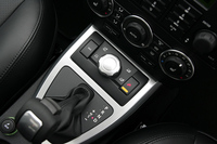 新型のキモ「テレイン・レスポンス」。「オンロード」を基本に、後輪の駆動力を高め、高めのギアを使う「草・砂利・雪」、低いギアを優先して使う「泥・轍」、アクセルワークに対するレスポンスを上げ、前後輪のトルク配分を均一にする「砂地」と、4つのプログラムが用意される。いずれも、前後トルク配分、トラクションコントロール、アンチスピンデバイスといった電子制御の介入度合いなども、個別に設定される。前後輪のトルク配分には、電制多板クラッチ「ハルデックスカプリング」を採用。