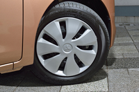 タイヤサイズは155/65R14。テスト車はオプションのアルミホイールを装備していたが、標準仕様の足元は、スチールホイールとフルホイールキャップの組み合わせとなる。