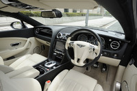 左右対称型のインテリアも、基本的にこれまでのデザインを踏襲。ピアノブラックのウッドパネルは、13万1400円のオプション。