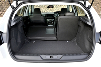 ラゲッジルームの容量は420～1309リッター（VDA方式）と大きい。テールゲート下端の地上高は約69cm。