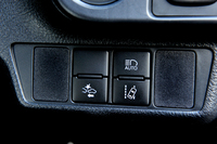 「トヨタ・セーフティセンスC」のスイッチはインパネの右端にまとめられている（上段が「オートマチックハイビーム」、下段左が「プリクラッシュセーフティ」、同右が「レーンデｨパーチャーアラート」の各スイッチ）。