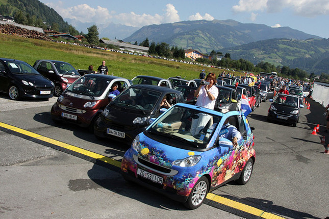 「スマートタイムズ2010」のパレード。先頭のサンゴ礁プリントはクロアチアのザグレブから来たミリアナ＆トミスラフ夫妻。