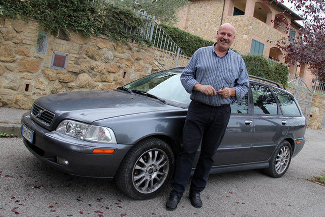 包丁研師のアントニオと1983年型の初代「ボルボV40」。