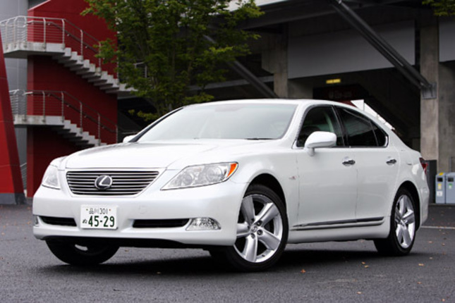 【スペック】バージョンS：全長×全幅×全高＝5030×1875×1465mm／ホイールベース＝2970mm／車重＝2020kg／駆動方式＝FR／4.6リッターV8DOHC32バルブ（385ps/6400rpm、51.0kgm/4100rpm）／価格＝845万円（テスト車＝930万500円)