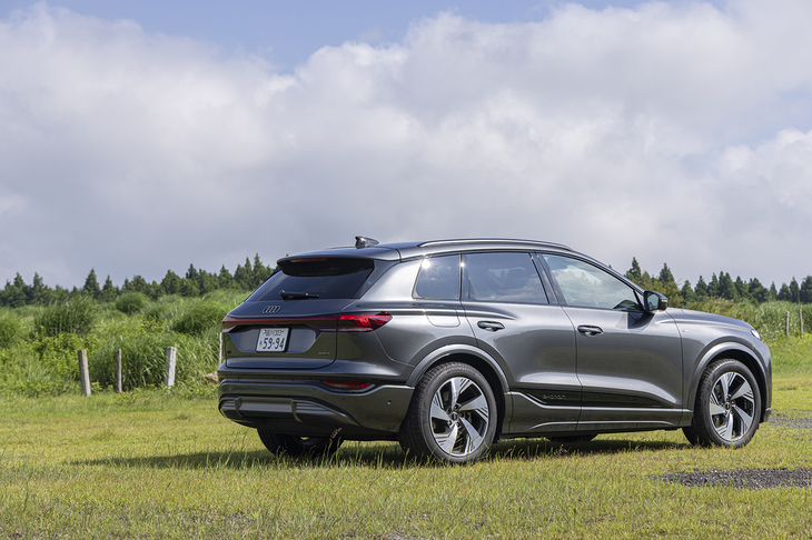 駆動用リチウムイオンバッテリーの総容量は100kWh（正味容量は94.9kWh）で、一充電走行距離は644km（WLTCモード）。国内発売後の2025年7月16日に、731kmまで延長できるオプション「レンジプラスパッケージ」が発表された。