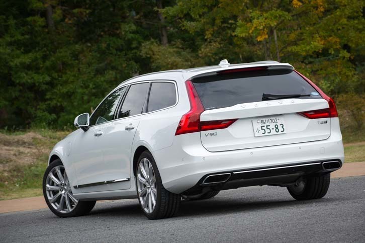 L字型のリアコンビランプが特徴的なリアビュー。