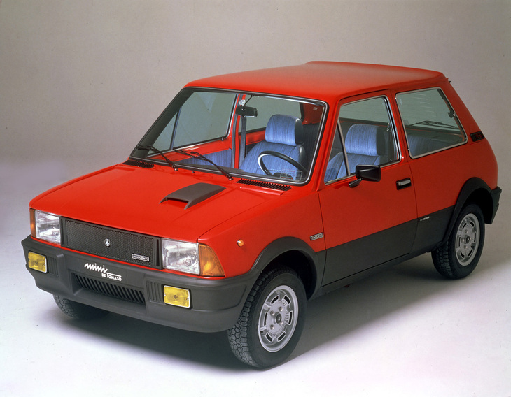 1977年「イノチェンティMiniデ・トマソ」。ライセンス生産していたオリジナルMiniに新たな衣を着せたイノチェンティMiniの、1.3リッター直4エンジンを積んだホットグレード。後に「ダイハツ・シャレード」用の1リッター直3ターボユニットを積んだ「デ・トマソ ターボ」も加えられた。