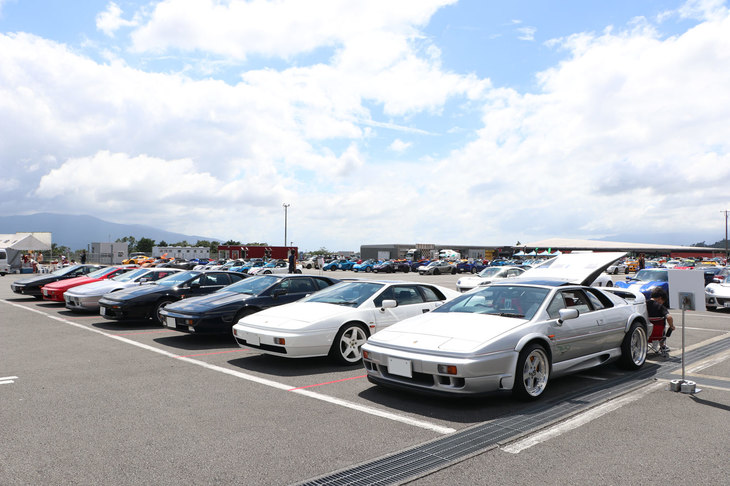 最新の「エヴァイヤ」も魅力的だが、ロータスのスーパーカーの代名詞といえば、やはり「エスプリ」ではないだろうか。今年もさまざまな仕様のエスプリが参加。オーナーの中に、20代と思われる若者の姿が見受けられたのも驚きであった。