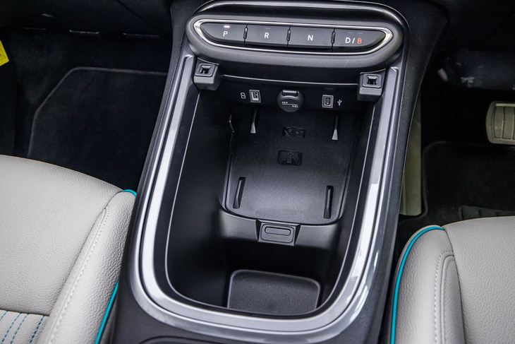 センターコンソール前方にプッシュスイッチ式のシフトセレクターを配置。USB Type-AとType-Cのポート、DC12Vの電源ソケット、ワイヤレスチャージングパッドは標準装備となるアイテム。