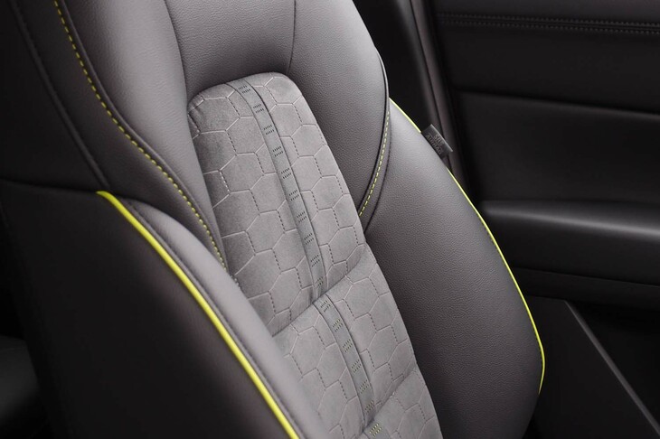 マツダCX-5 20Sフィールドジャーニー（フロントシートの背もたれ）