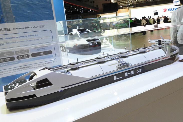 中型液化水素運搬船の模型。
