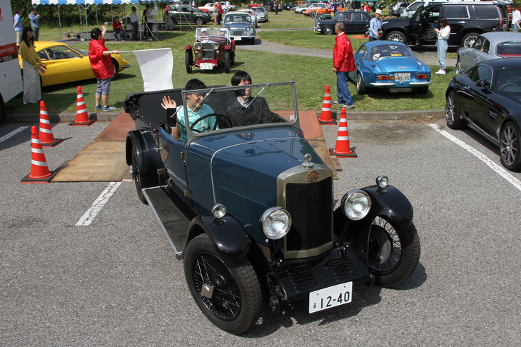 ペースカーの役割も担って最初にスタートしたのは、参加車両中最長老モデルである1928年「リー・フランシス」。2018年4月に『webCG』で紹介した、東京・日本橋で開かれた「ジャパン・クラシック・オートモービル 2018」にも参加していたが、オーナーはまだ20代。