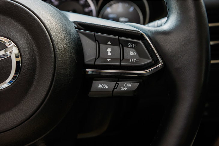 従来モデルのレーダークルーズコントロールのステアリングスイッチ。