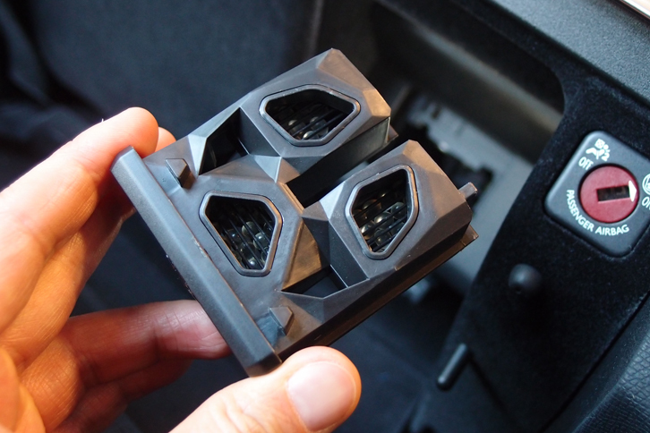 グローブボックス内に装着されるパフューム（香水）のカートリッジ。3つのくぼみのそれぞれに異なる香料が仕込まれており、その使い分けで車内の香りを変化させる。