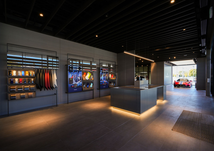 エントランスに置かれた立体構造のカウンターとして機能する大きな「アイランドキッチン」。