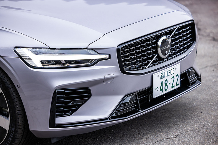 最新世代のボルボ車に共通する、北欧神話の神が持つハンマーを模したという「トールハンマー」デザインのヘッドランプを採用。「V60ウルトラT6 AWDプラグインハイブリッド」は、ブラックのフロントグリルフレームで他のグレード車と差異化されている。
