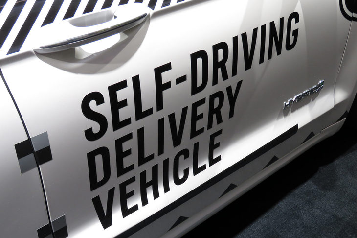 ドミノ・ピザとの協業による、ピザの自動宅配システムの実験車両。