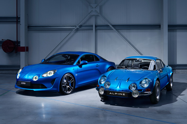 新旧2モデルの「アルピーヌA110」。“初代”A110（右）のデビューは1962年のことで、1977年まで生産されるご長寿モデルとなった。