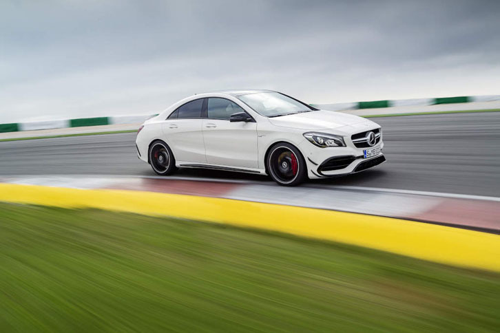 「メルセデスAMG CLA45 4MATIC」（AMGエアロダイナミックパッケージ装着車）。ボディーカラーは「ダイヤモンドホワイト」。