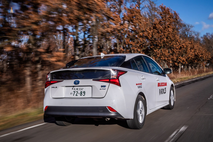 一般道で試走を行った「トヨタ・プリウス」には、195/65R15サイズの「ブリザックVRX3」が装着されていた。乾燥路面であっても、過去のスタッドレスタイヤにあったような高周波のロードノイズなどはいっさい気にならなかった。