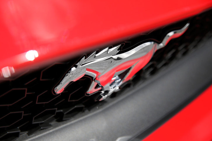 フロントグリルを飾る“ギャロッピングホース”のエンブレム。時代に応じてデザインを変えながら受け継がれてきた、「マスタング」のトレードマークである。