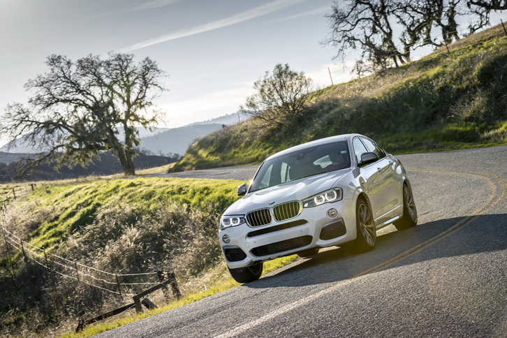 「X4 M40i」には、専用チューニングが施された、電子制御式ダンパーとパワーステアリング（可変ギアレシオ）が与えられる。
