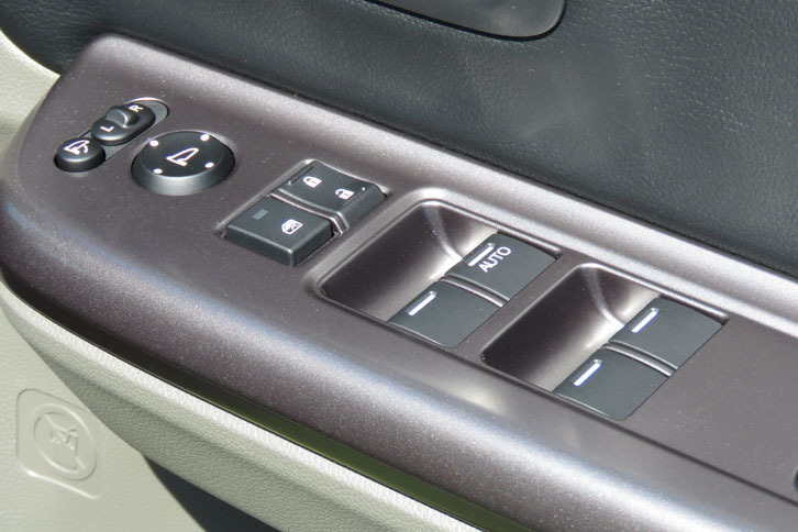 ホンダ・フリード＋ ハイブリッドEX（フロントドアコンソール）