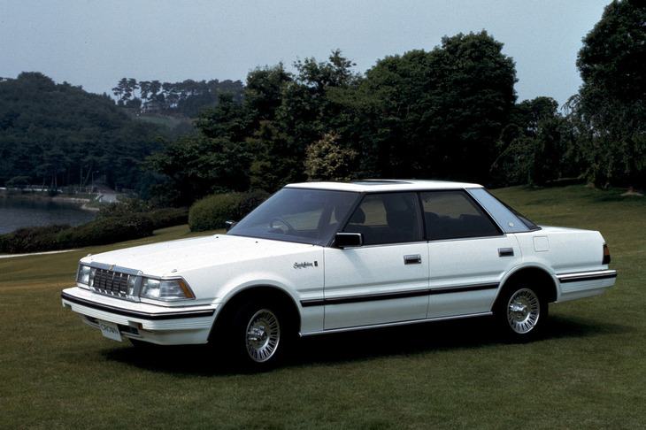 トヨタ・クラウン
	1955年に初代モデルが誕生。トヨタを代表するモデルとして長い歴史を誇る。7代目（写真）のコマーシャルで用いられた「いつかはクラウン」のキャッチフレーズはあまりにも有名である。